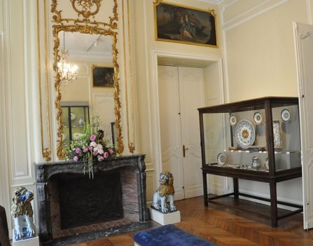 Salle du premier étage avec lions de faïence et vitrines  de faences de Rouen