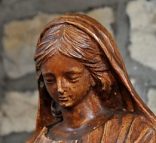 Statue de la Vierge en bois dans la nef (art populaire)