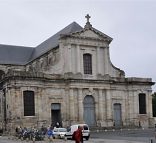 La façade de la cathédrale Saint-Louis à La Rochelle