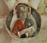 Clé de voûte polychrome d'un saint sur la voûte de l'église Saint-Laurent