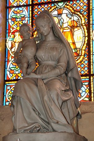 Statue de la Vierge  l'Enfant dans la chapelle axiale
