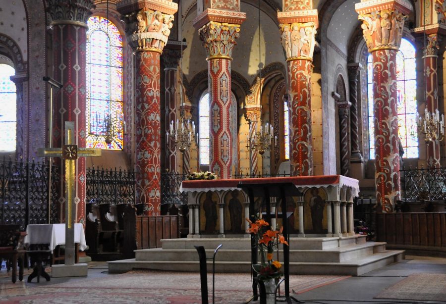 Le chœur et le maître-autel au milieu d'une ferie de couleurs
