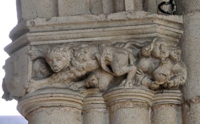Chapiteau sous le porche : un lion tenant un cusson (XVIe siècle)