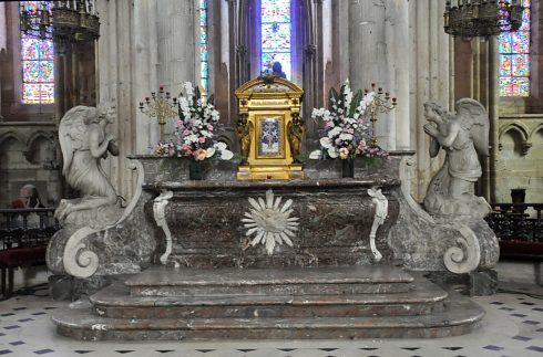 Le matre-autel est en marbre (fin du XVIIIe siècle)