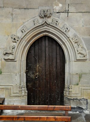 Porte de la sacristie (XVIe siècle) avec ses sculptures gothiques