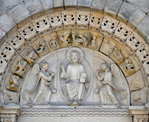 Tympan de la façade :  le Christ servi par deux anges