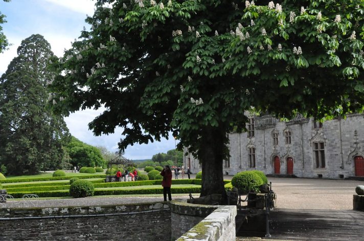 La façade Renaissance et les jardins à la française  quand les touristes se pressent au mois d'août.