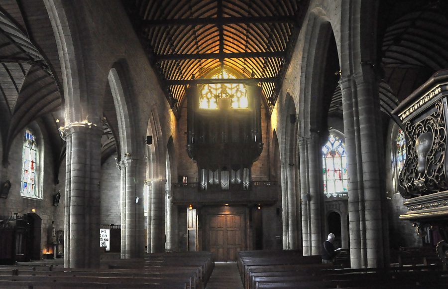 La nef et l'orgue de tribune vus depuis le chur