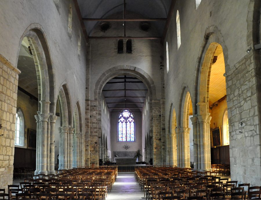 La nef et le chœur de Notre-Dame-en-Saint-Melaine vus depuis l'entrée