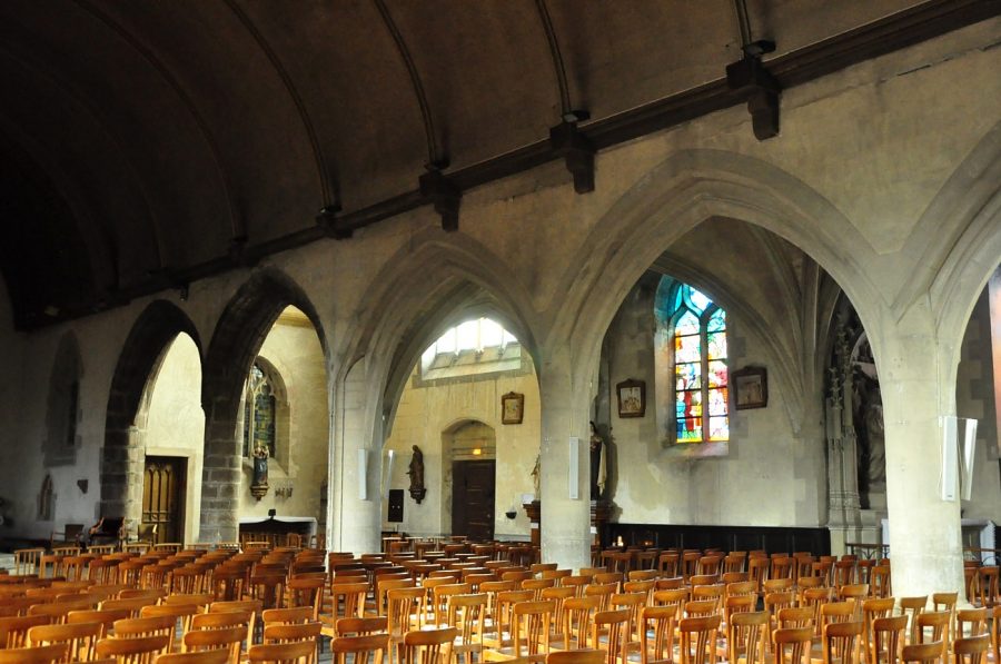 Suite d'arcades gothiques du XVe siècle dans la nef
