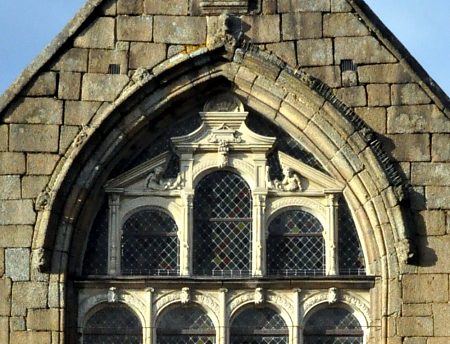Architecture gothique dans une baie des façades au sud-ouest
