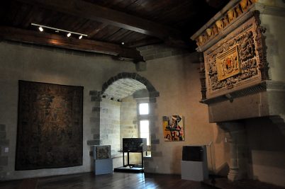 Salle du château de Vitré avec cheminée Renaissance et tapisserie, 1583