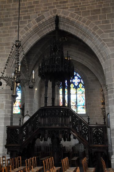 La chaire à prêcher est datée de 1855, œuvre de l'ébéniste rennais Hérault.