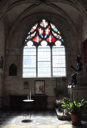 Chapelle Saint-Pierre et ses fragments de verrire du XVIe sicle