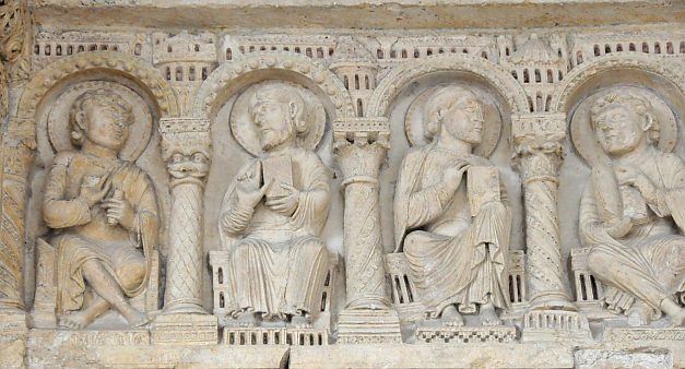 Le linteau du tympan accueille les douze aptres (vers 1160).