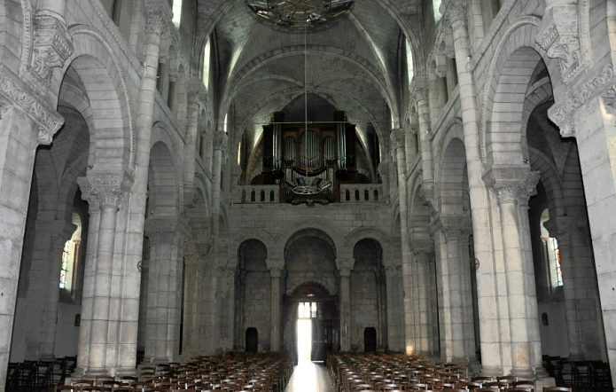 La nef et l'orgue de tribune vus du chur