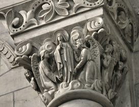 Chapiteau : La Vierge entoure par les anges