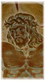 Le Christ en croix peint dans l'abside, vers 1950