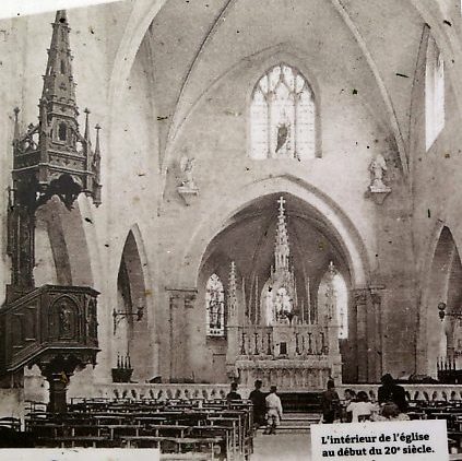 L'église Saint–Pierre au début du XXe siècle (photo sur un panneau)