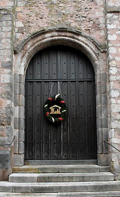 Porte principale de la façade ouest : une archivolte simple à deux moulures.