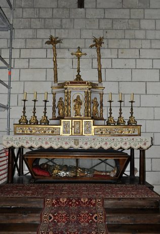 L'autel dans le croisillon nord du transept
