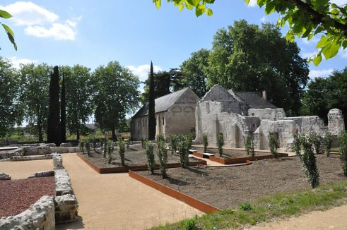 Au premier plan, l'ancien cimetière des religieux planté de lauriers