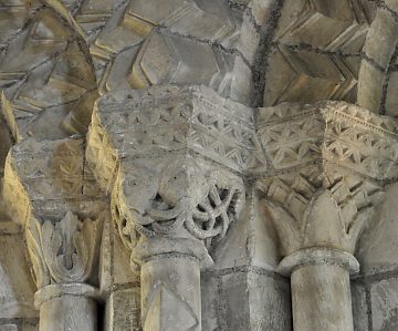 Chapiteaux romans dans l'abside du réfectoire