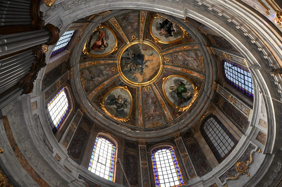 La coupole baroque de la chapelle Notre–Dame culmine à 26 mètres de hauteur.
