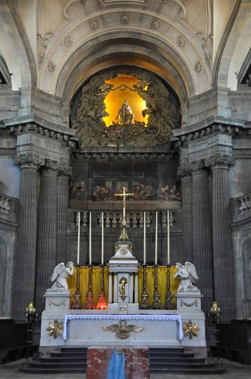Le matre-autel est dû à Perron et date de 1834.