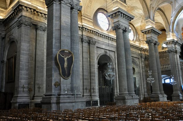 Les élvations de la nef sont marquées par le bel élancement  des colonnes doubles à entablement ionique.