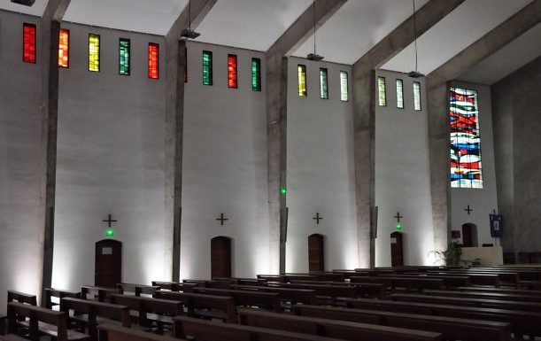 Le côté gauche de la nef avec ses meurtrières ornées de vitraux