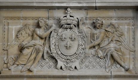 Bas–relief de deux anges tenant un cusson avec les Armes de France au–dessus de la porte de la tribune royale