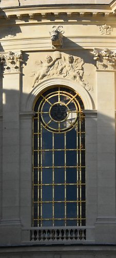 Fenêtre basse surmonte de sa paire d'angelots portant une tiare (Jean–Melchior Raon, 1707–1708)