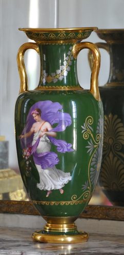 Vase étrusque à fond vert en porcelaine de Sèvres