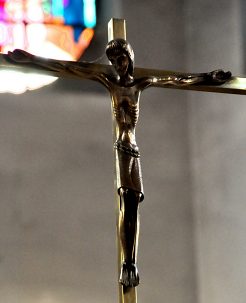 Christ en croix dans le chœur
