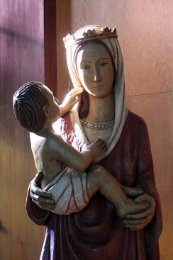 Baptistère : statue de Vierge àl'Enfant, détail