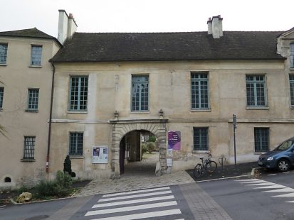L'entrée du musée rue des Pierres