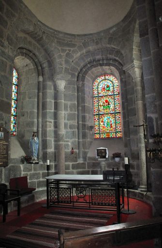 La chapelle axiale est dédiée à saint Joseph.