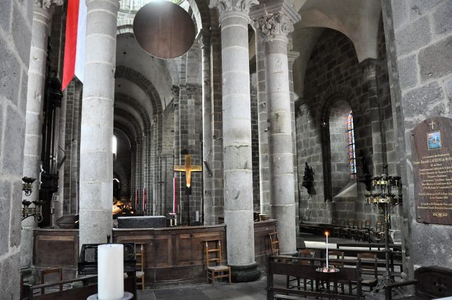 Le déambulatoire nord et le chœur vus depuis la chapelle axiale.