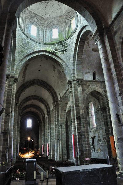 Vue d'ensemble de la nef depuis l'axe central du déambulatoire.