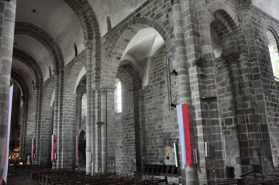 Les robustes arcades romanes du côté nord vues depuis le chœur.