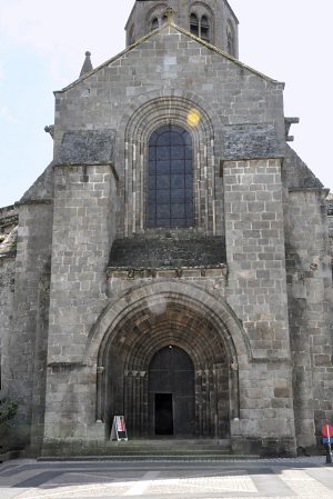 Le portail Saint-Jean dans le transept nord.