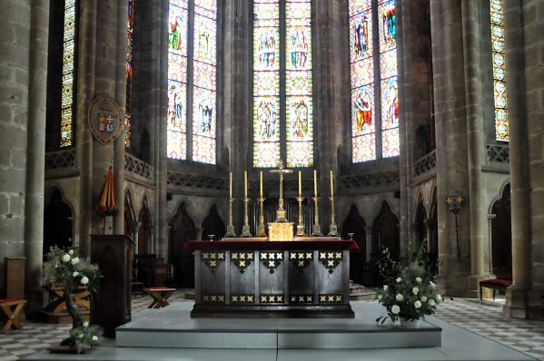 Le chœur et les emblèmes basilicaux