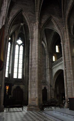 Le transept nord avec la porte de l'escalier de la tourelle pour gagner les tribunes