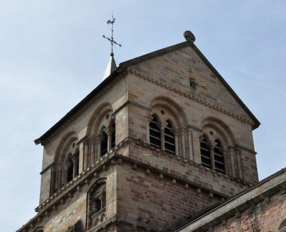 Un beffroi du XIIIe siècle coiffe la tour occidentale du XIe siècle.