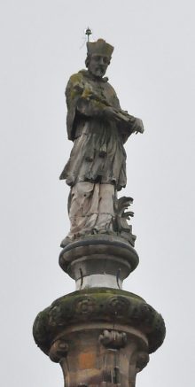 Statue de saint Népomucène sur le clocher
