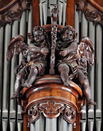 Angelots sur la tourelle centrale de l'orgue de tribune