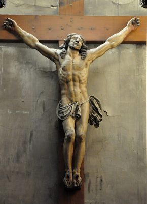 Christ en croix dans le chœur