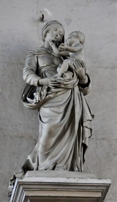 Statue de la Vierge à l'Enfant sur son piédestal  dans l'entrée du chœur (attribuée à Cyfflé)