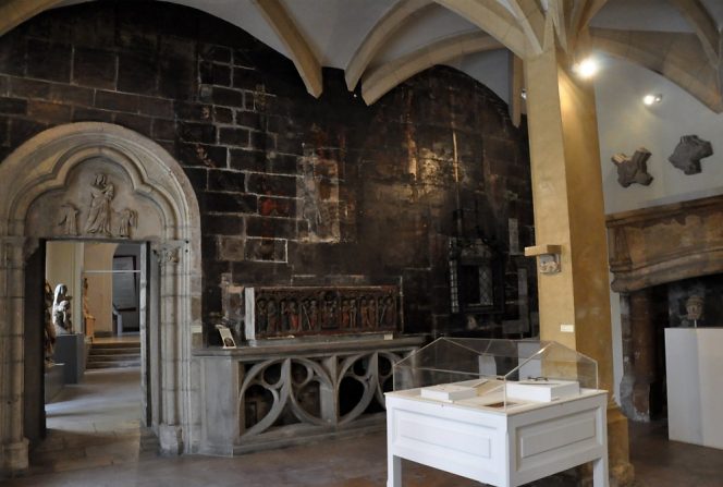 Salle consacrée au Moyen Âge avec ses peintures murales.